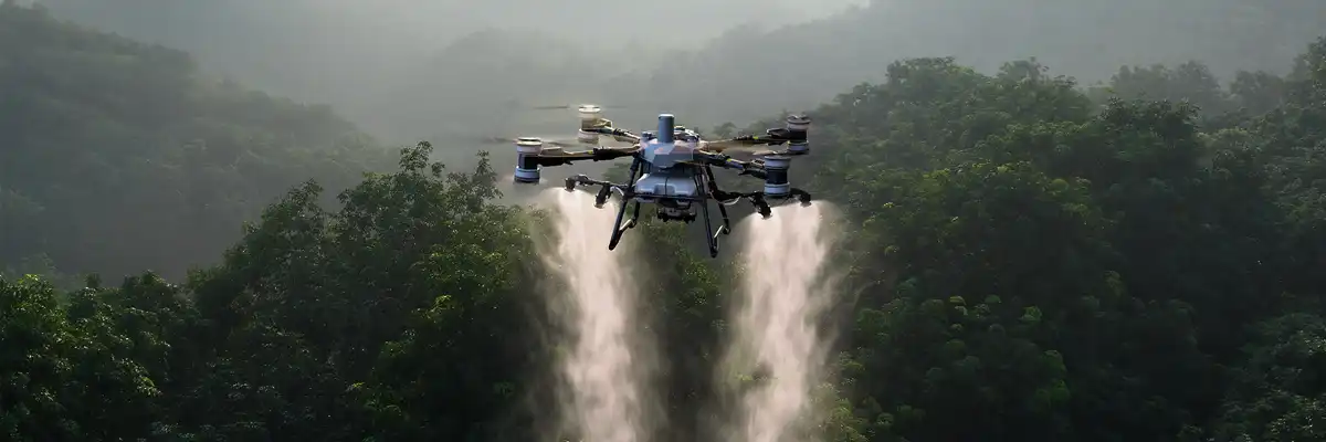 DJI Agras T100 in volo durante operazioni agricole.